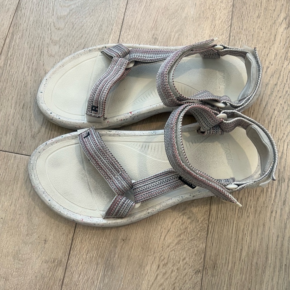 Tevas womens 9 excellent condition